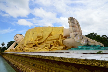 Die riesige Statue vom liegenden Buddha ( Tha Lyaung Buddha ) in Bago, Myanmar - obrazy, fototapety, plakaty