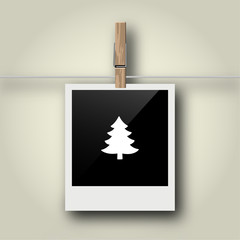 Sofortbild mit Symbol an Wäscheleine - Christbaum