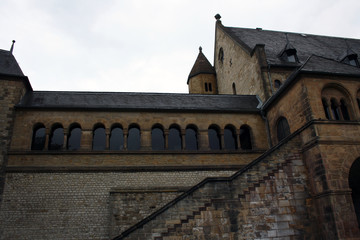 Fototapeta na wymiar Fassade der Kaiserpfalz in Goslar vor grauem Himmel