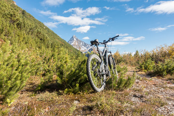 Mountainbike in den herbstlichen Alpen