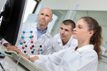 Obraz premium cheerful scientist in lab