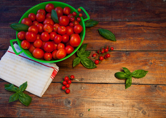 fresh ripe tomatoes on wooden table