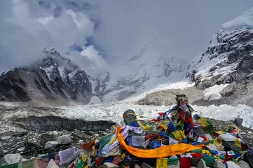 Fotobehang Молитвенные флаги, Лунгта на фоне ледника и Гималайских гор. © papava