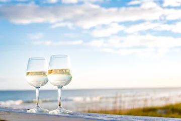 Keuken achterwand Wijn 2 Glazen wijn op het strand  © Video Image Guy
