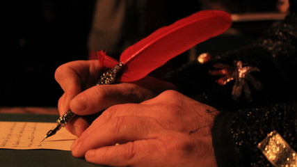 Mano con pluma escribiendo