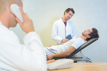 Obraz premium young man laying on a hospital bed