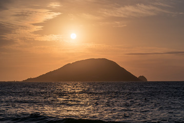 Fototapeta na wymiar 玄海島に沈む夕日