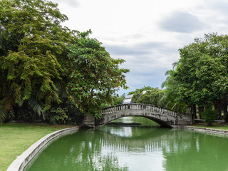 Fototapeta na wymiar Bridge in a beautiful park