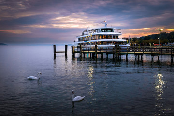 Schiff am Starnberger See bei Sonnenuntergang