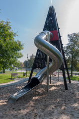 Metalowa zjeżdżalnia, plac zabaw, Jędrzejów © olekgraf