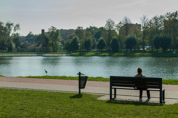 Samotna kobieta na ławce przy jeziorze, Jędrzejów