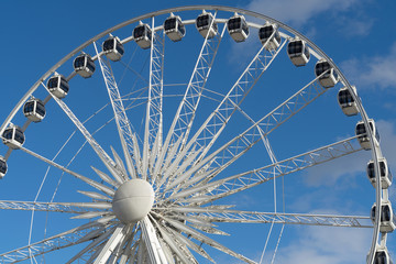 weißes Riesenrad vor blauem Himmel