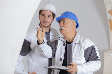 builder manager giving instructions