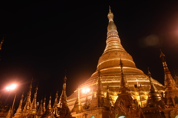 Die goldene Shwedagon Pagode in Yangon, Myanmar bei Nacht - obrazy, fototapety, plakaty
