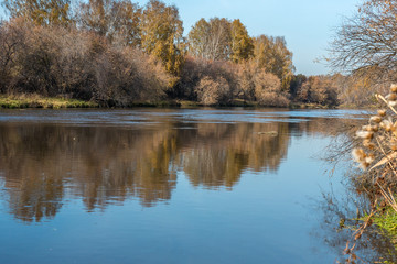 Fototapeta na wymiar wide river in autumn