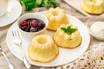 Baked sweet ricotta pudding cheesecake with sour cream and berries