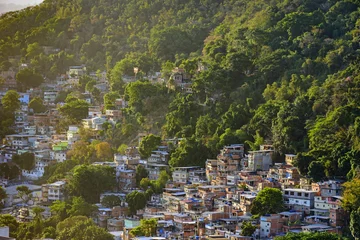 Photo sur Plexiglas Copacabana, Rio de Janeiro, Brésil Favela between the vegetation of the slopes of the hills in Copacabana in Rio de Janeiro