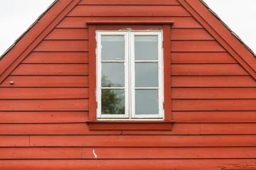 Obraz premium Old white window on wooden cottage