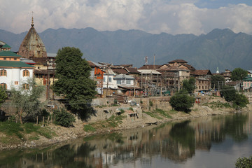 Fototapeta na wymiar Jhelum river in Srinagar, India