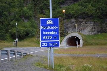 Norwegen, Norge, Nordkapp, Nordkap, Prosangerfjord, Tunnel, Nordkapptunnel, Gefälle, Portal, Tunnelportal, Verkehrszeichen, Schild, Tafel, Hinweis, Ampel