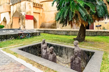 Gordijnen Slavernijmonument op de oude slavenmarkt/Anglicaanse kathedraal in Stone Town, Zanzibar, Tanzania. © Hamdan Yoshida