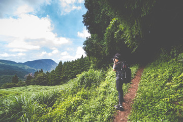 アウトドア 登山をする男性