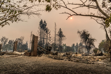 Obraz premium Wildfire burning across several counties in Northern California. Massive Destruction. Sonoma County, California, United States, Monday, 9th October, 2017. Devistation throughout county.