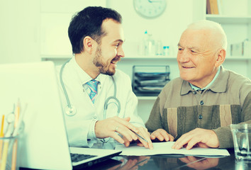 Obraz premium Man visiting doctor