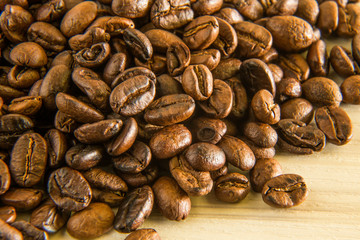  roasted coffee beans close up image macro