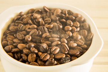 roasted coffee beans close up image macro