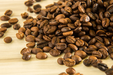  roasted coffee beans close up image macro