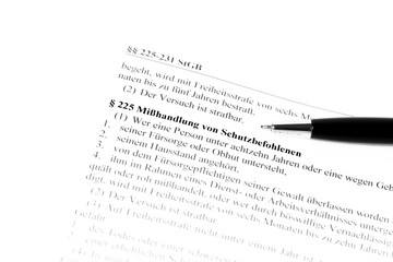 Fototapeta premium Misshandlung von Schutzbefohlenen Paragraph 225 Strafgesetzbuch