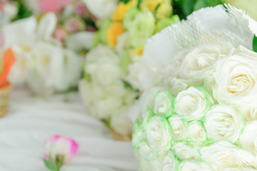 色とりどりのバラの花束やブーケ