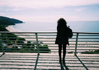 Fototapeta premium girl admires the beauty of sperlonga