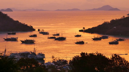 spektakulärer Sonnenuntergang über der Bucht von Labuan Bajo auf Flores von oben gesehen