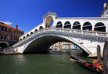 Fototapeta na wymiar Venice, Italy - June 06, 2017.: Tourists viciet in Venice, Rialto bridge in Venice