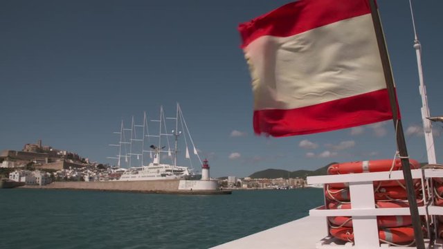 Ibiza Hafenanfahrt mit Flagge