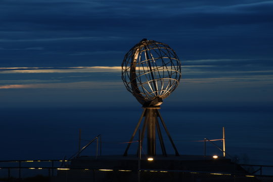 Norwegen, Norge, Nordkapp, Nordkap, Finnmark, Honningsv&aring;g, Mager&oslash;ya, Mager&oslash;y, Norden, n&ouml;rdlichster Punkt Europas, Kugel, Denkmal, Klippe, Schiefer, Barentsee, Abend 