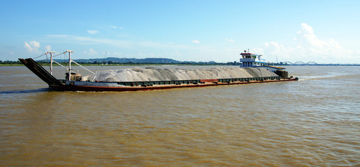 transport de marchandises sur l'Irrawaddy