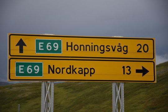 Norwegen, Norge, Honningsv&aring;g, Nordkapp, Schild, Tafel, Verkehrszeichen, Kreuzung, Wegweiser, Entfernung, Pfeil, Kilometer, km, Richtung, Nordkappfelsen, Nordkap,  Stra&szlig;e, Weg, E69, Europastra&szlig;e
