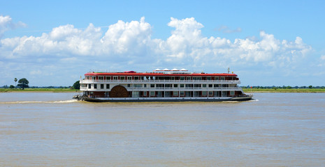 Fototapeta na wymiar croisière sur l'Irrawaddy