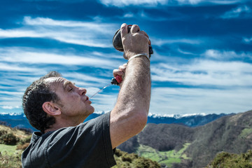 La bota de vino llega a lo mas alto de la montaña