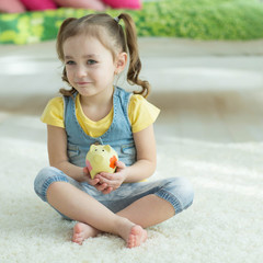 Fototapeta premium Child with a piggy bank 