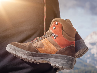 Wanderschuhe auf der Schulter hängend