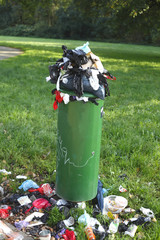 Öffentlicher grüner  Papierkorb