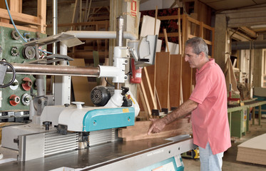 carpenter with the tupi machine in the carpentry