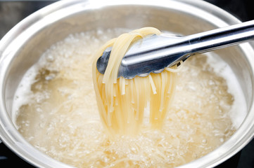 パスタを茹でる