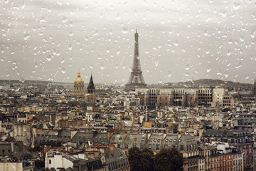 Naklejka premium Deszcz w Paryżu, wieża Eiffla w jesienny dzień, deszczowy dzień nad miastem