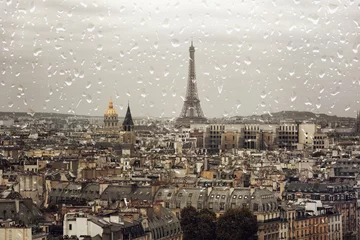 Deurstickers Regen in Parijs, Eiffeltoren in herfstdag, regenachtige dag over de stad © Savvapanf Photo ©