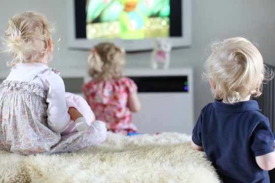 kids watching tv together, teletubbies